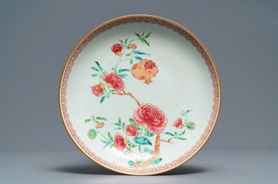 Une assiette en porcelaine de Chine famille rose à décor de grenades, Qianlong