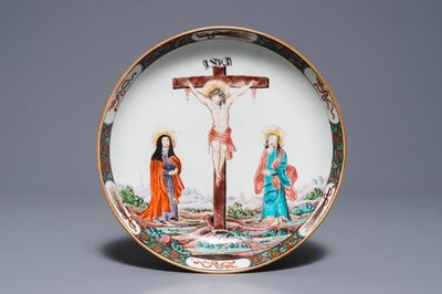 Une assiette en porcelaine de Chine famille rose à décor de la crucifixion, Qianlong