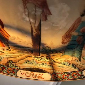 Une assiette en porcelaine de Chine famille rose à décor de la crucifixion, Qianlong — photo 4