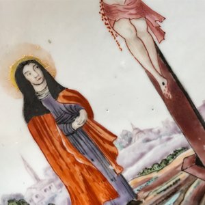 Une assiette en porcelaine de Chine famille rose à décor de la crucifixion, Qianlong — photo 9