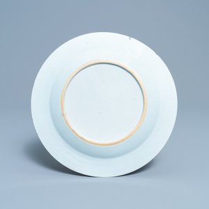 Une assiette en porcelaine de Chine famille rose à décor de 'La Terre des Quatre éléments', Qianlong — photo 2