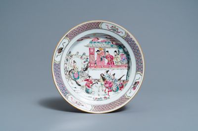 Une assiette en porcelaine de Chine famille rose à décor de l'histoire du Général Yang, Yongzheng