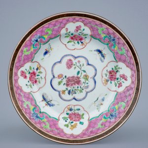Une assiette en porcelaine de Chine famille rose à décor de papillons, Qianlong, 18ème — photo 1