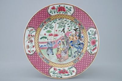 Une assiette en porcelaine de Chine famille rose à décor de personnages, Yongzheng, 1723-1735