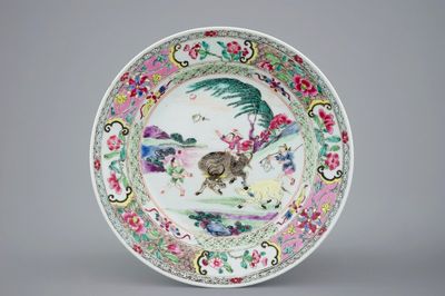 Une assiette en porcelaine de Chine famille rose à décor d'enfants jouants, Yongzheng, 1723-1735