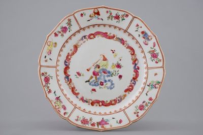 Une assiette en porcelaine de Chine famille rose à décor d'Européens, Qianlong, 18ème