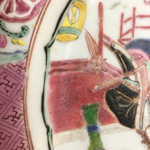 Une assiette en porcelaine de Chine famille rose à décor d'Européens, Yongzheng (1723-1735) — photo 5