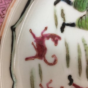 Une assiette en porcelaine de Chine famille rose à décor d'Européens, Yongzheng (1723-1735) — photo 6