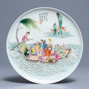 Une assiette en porcelaine de Chine famille rose à décor d'immortels, marque de Qianlong, République, 20ème — photo 1