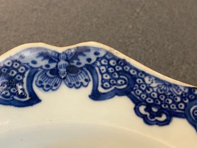 Une assiette en porcelaine de Chine famille rose à décor du 'Fort Folly' et une paire de pots couverts de Samson, Qianlong et 19ème — photo 13