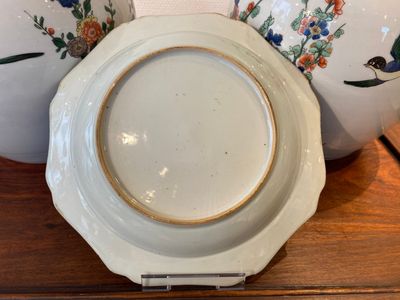 Une assiette en porcelaine de Chine famille rose à décor du 'Fort Folly' et une paire de pots couverts de Samson, Qianlong et 19ème — photo 2