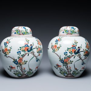 Une assiette en porcelaine de Chine famille rose à décor du 'Fort Folly' et une paire de pots couverts de Samson, Qianlong et 19ème — photo 4