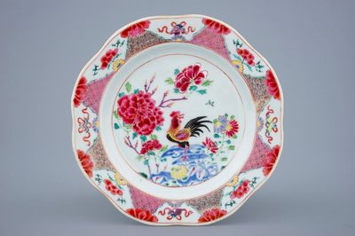 Une assiette en porcelaine de Chine famille rose à décor d'un coq, Yongzheng/Qianlong