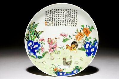 Une assiette en porcelaine de Chine famille rose à décor d'un garçon avec deux poules, marque de Jiaqing, 19ème