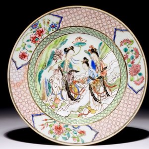 Une assiette en porcelaine de Chine famille rose à décor d'une dame et d'une chèvre, Yongzheng — photo 1