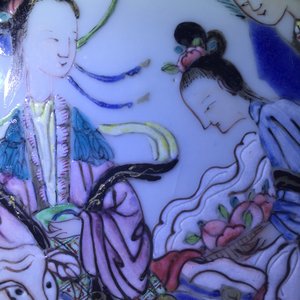 Une assiette en porcelaine de Chine famille rose à décor d'une dame et d'une chèvre, Yongzheng — photo 7