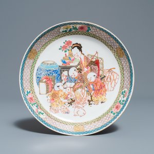 Une assiette en porcelaine de Chine famille rose à décor d'une dame et trois garçons, Yongzheng — photo 1