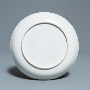 Une assiette en porcelaine de Chine famille rose à décor d'une dame et trois garçons, Yongzheng — photo 2