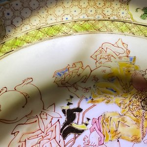 Une assiette en porcelaine de Chine famille rose à décor d'une dame et trois garçons, Yongzheng — photo 4