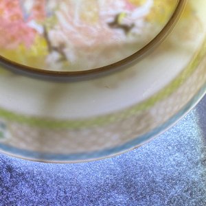 Une assiette en porcelaine de Chine famille rose à décor d'une dame et trois garçons, Yongzheng — photo 8