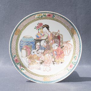 Une assiette en porcelaine de Chine famille rose à décor d'une dame et trois garçons, Yongzheng — photo 9