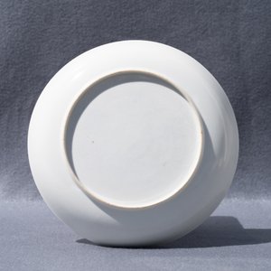 Une assiette en porcelaine de Chine famille rose à décor d'une dame et trois garçons, Yongzheng — photo 10