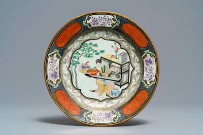 Une assiette en porcelaine de Chine famille rose à décor d'une femme jouant le qin, Yongzheng