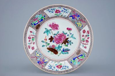 Une assiette en porcelaine de Chine famille rose à décor floral, Qianlong, 18ème