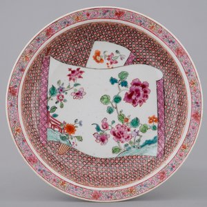 Une assiette en porcelaine de Chine famille rose à décor floral, Yongzheng, 1723-1735 — photo 1