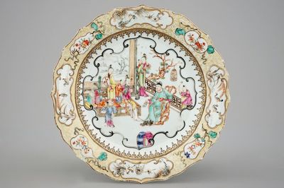Une assiette en porcelaine de Chine famille rose à décor mandarin, Qianlong, 18ème