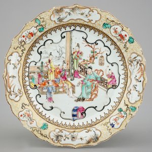 Une assiette en porcelaine de Chine famille rose à décor mandarin, Qianlong, 18ème — photo 1