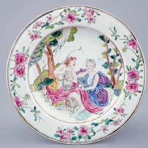 Une assiette en porcelaine de Chine famille rose à décor mythologique d'Apollon et Daphne, Yongzheng — photo 1