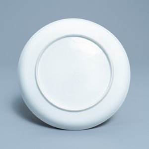 Une assiette en porcelaine de Chine famille rose à décor mythologique pour le marché européen, Qianlong — photo 2