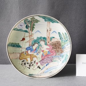 Une assiette en porcelaine de Chine famille rose à décor mythologique pour le marché européen, Qianlong — photo 3