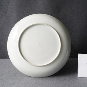 Une assiette en porcelaine de Chine famille rose à décor mythologique pour le marché européen, Qianlong — photo 4