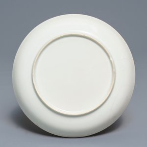 Une assiette en porcelaine de Chine famille rose à décor mythologique, Qianlong — photo 2