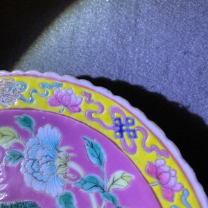 Une assiette en porcelaine de Chine famille rose à fond rose pour le marché Straits ou Peranakan, 19ème — photo 3
