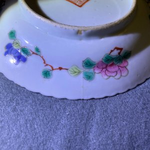 Une assiette en porcelaine de Chine famille rose à fond rose pour le marché Straits ou Peranakan, 19ème — photo 6