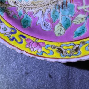 Une assiette en porcelaine de Chine famille rose à fond rose pour le marché Straits ou Peranakan, 19ème — photo 7