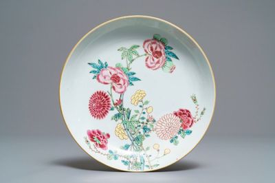 Une assiette en porcelaine de Chine famille rose, anc. coll. Auguste le Fort, Yongzheng