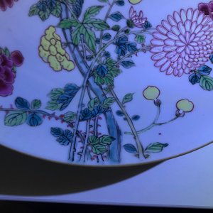 Une assiette en porcelaine de Chine famille rose, anc. coll. Auguste le Fort, Yongzheng — photo 3
