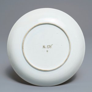 Une assiette en porcelaine de Chine famille rose, anc. coll. Auguste le Fort, Yongzheng — photo 2