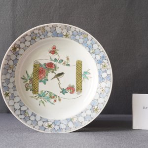 Une assiette en porcelaine de Chine famille rose au dos rouge de rubis, Yongzheng — photo 5