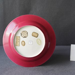 Une assiette en porcelaine de Chine famille rose au dos rouge de rubis, Yongzheng — photo 6