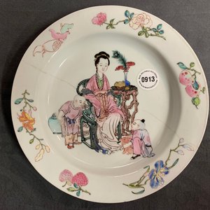 Une assiette en porcelaine de Chine famille rose au dos 'rouge rubis', Yongzheng — photo 3