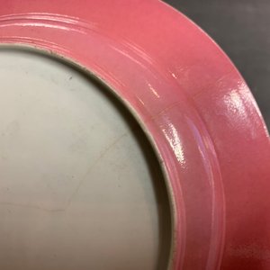 Une assiette en porcelaine de Chine famille rose au dos 'rouge rubis', Yongzheng — photo 8