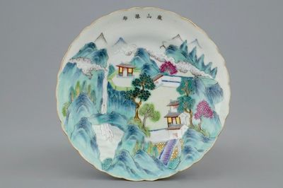 Une assiette en porcelaine de Chine famille rose au paysage, marque de Daoguang, 19ème