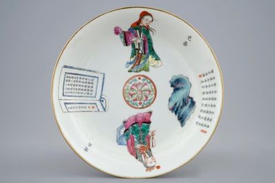 Une assiette en porcelaine de Chine famille rose au Wu Shuang Pu, 19/20ème