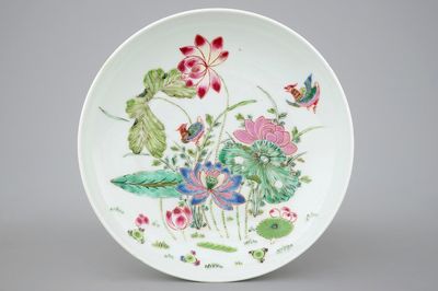 Une assiette en porcelaine de Chine famille rose aux canards, 19ème