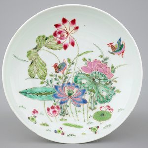 Une assiette en porcelaine de Chine famille rose aux canards, 19ème — photo 1